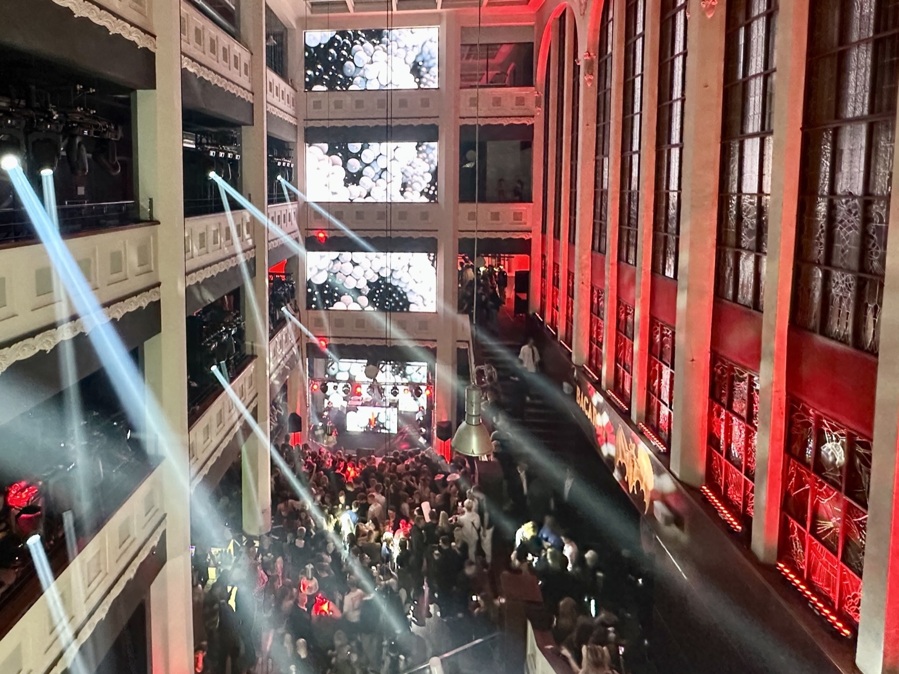 Impreza Bacardi z oprawą świetlną i ekranami multimedialnymi