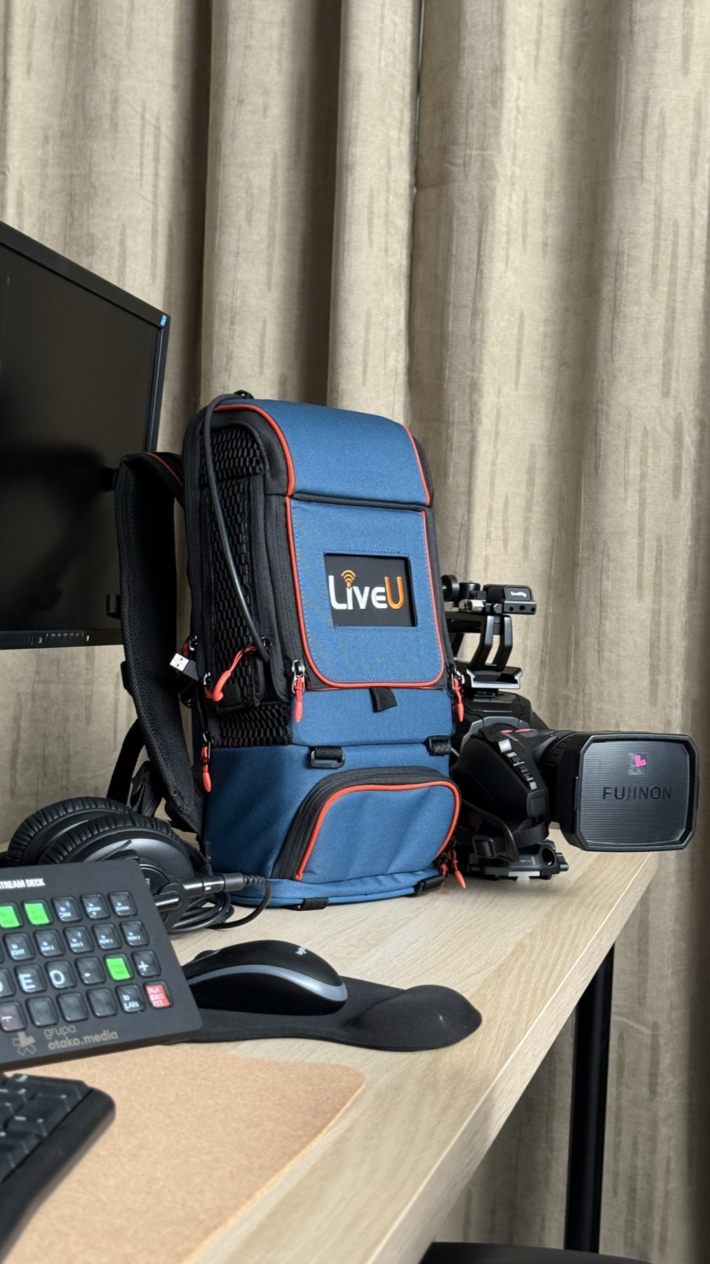 Plecak transmisyjny LiveU z kamerą i osprzętem