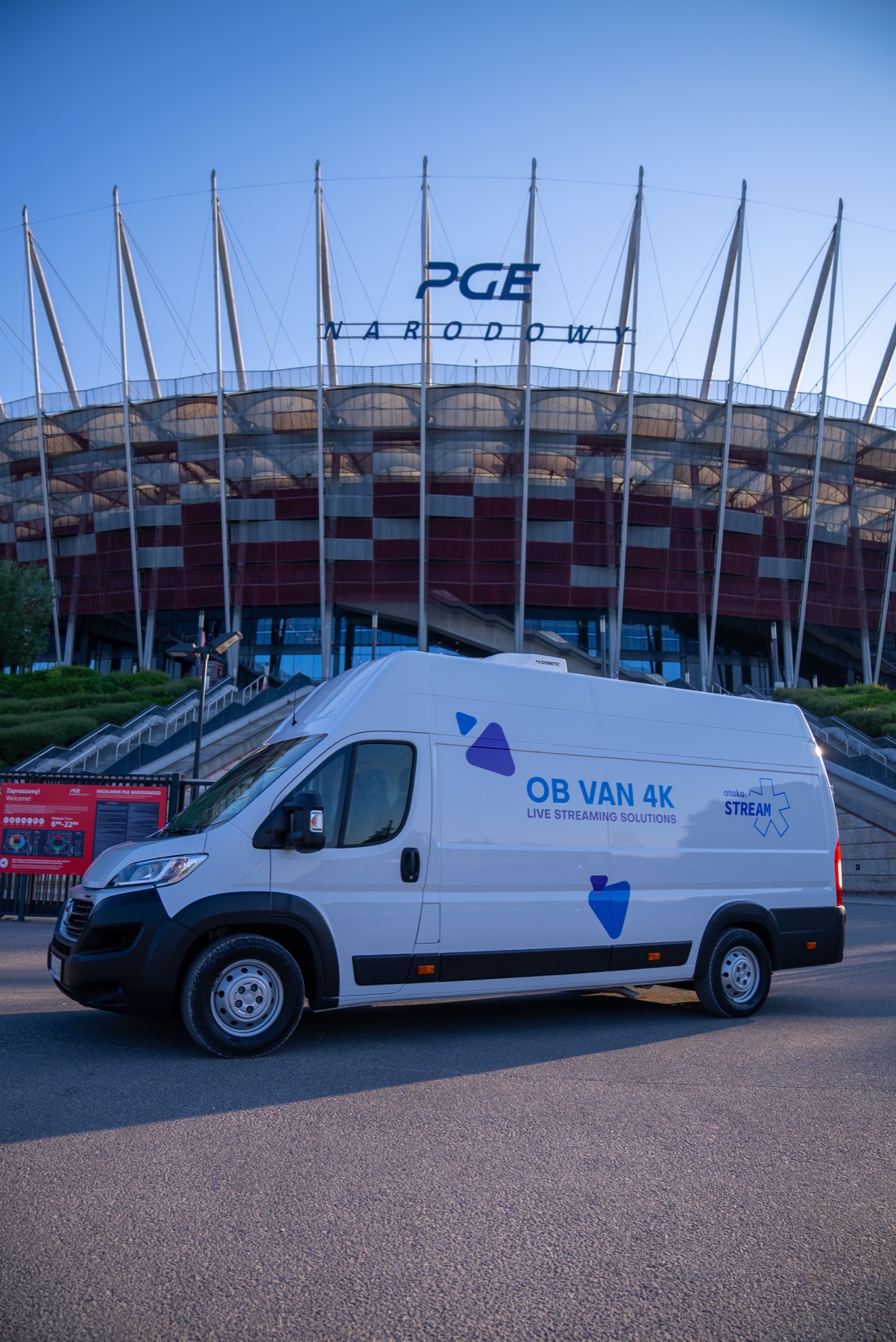 Wóz transmisyjny OTAKO.stream przed PGE Narodowym